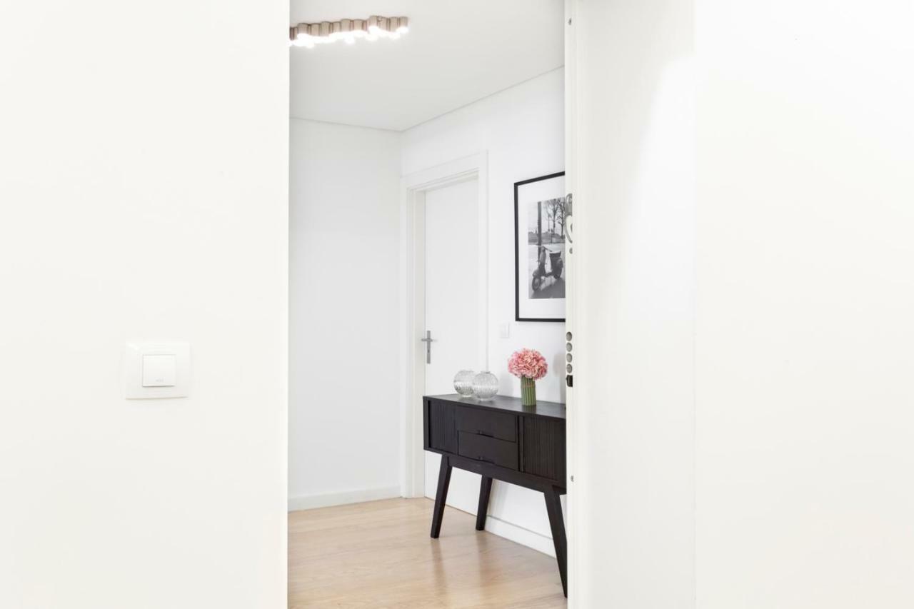Altido Bright And Elegant 1Br Home With Workspace And Huge Terrace In Pena, Close By Viewpoint Lisboa Exterior foto