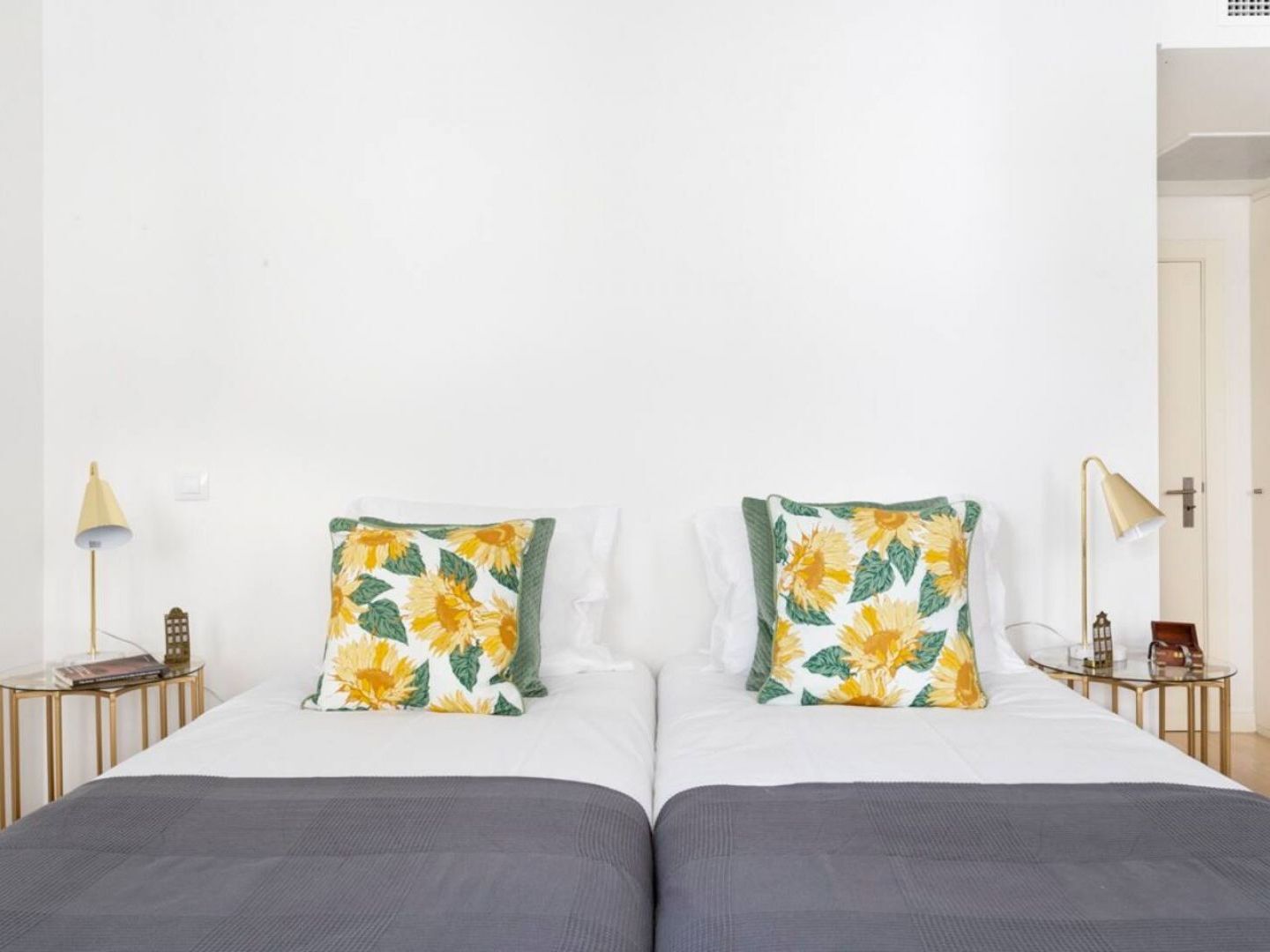 Altido Bright And Elegant 1Br Home With Workspace And Huge Terrace In Pena, Close By Viewpoint Lisboa Exterior foto