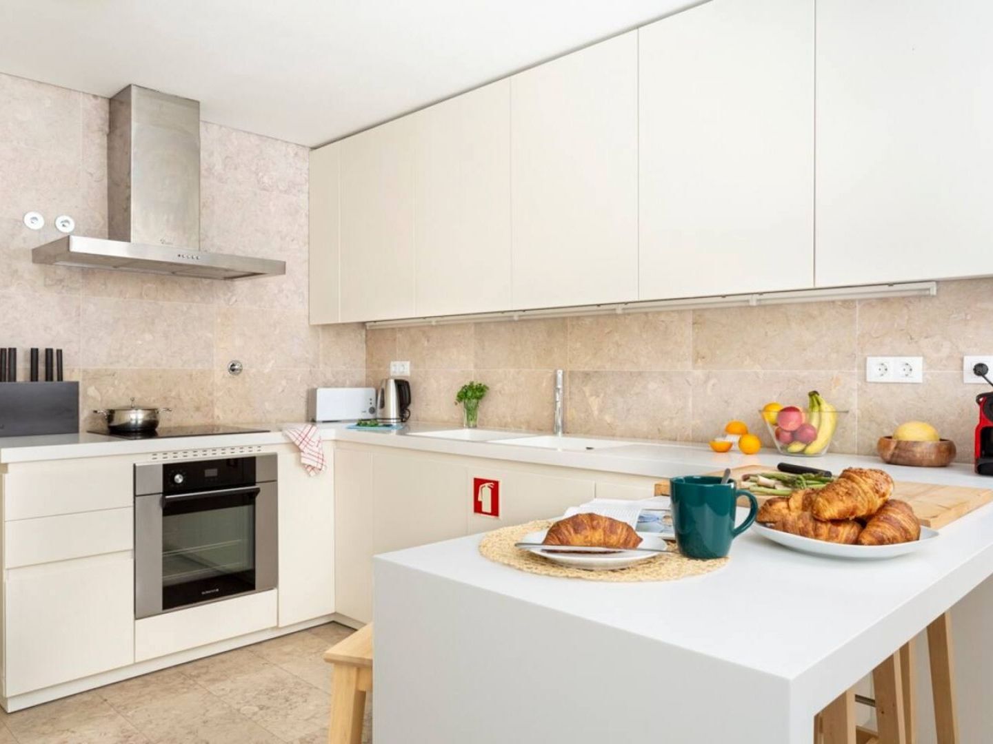 Altido Bright And Elegant 1Br Home With Workspace And Huge Terrace In Pena, Close By Viewpoint Lisboa Exterior foto